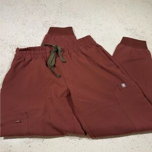 Figs Uman relaxed jogger scrubs in Walnut